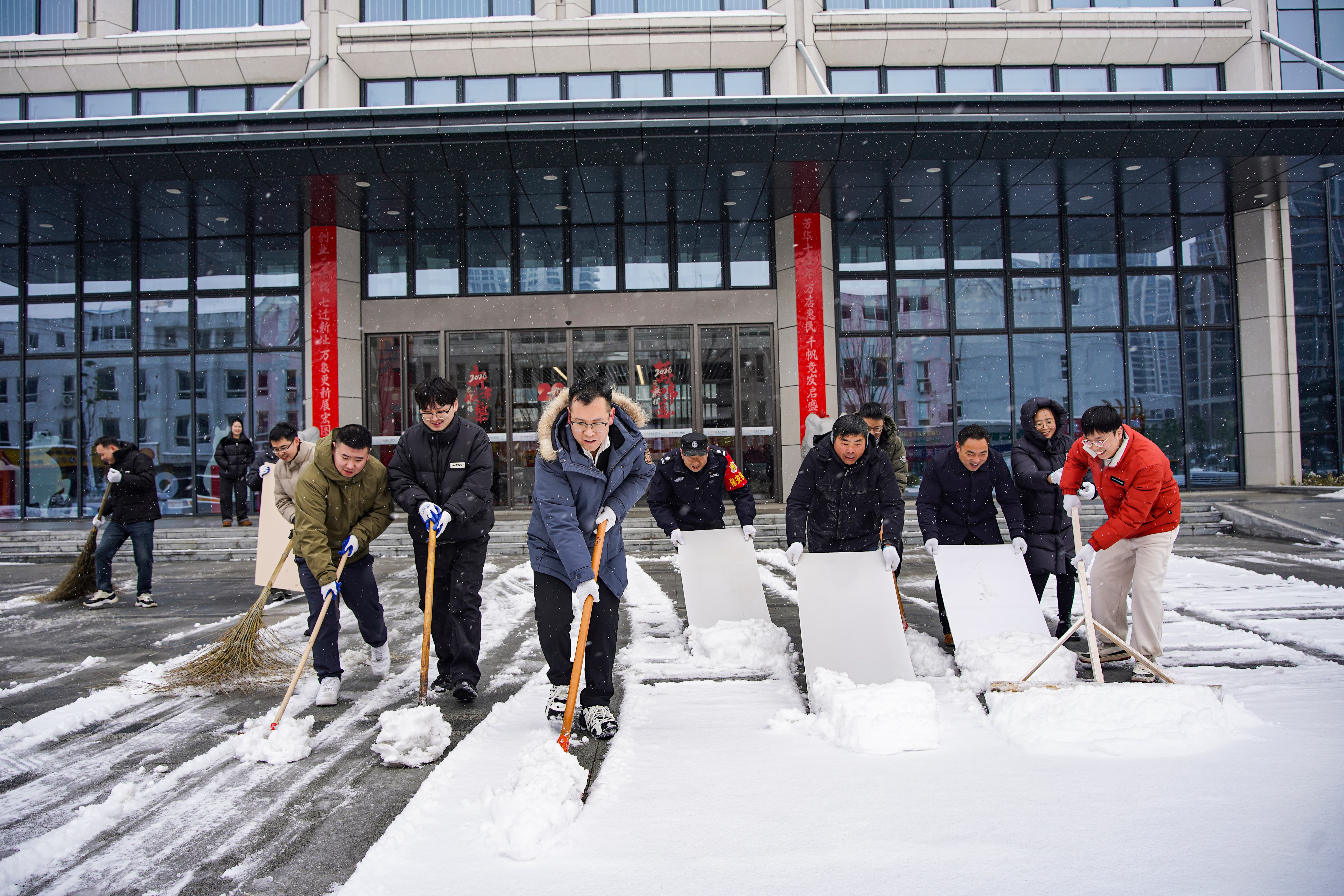 迎寒而上，行动照初心！ng体育党员先锋开展园区除雪行动